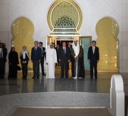 Don Juan Carlos, ante la tumba de Su Alteza el Jeque Zayed bin Sultán Al Nahyan, rindiendo homenaje a su memoria.